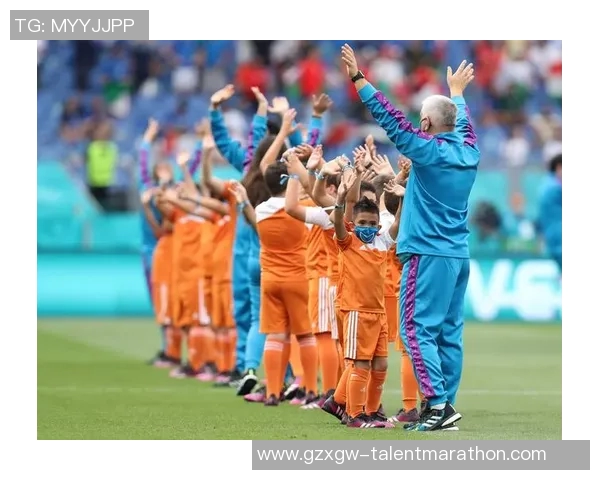 意大利女足球明星展现多才多艺才华挑战音乐舞台引发热议 意大利女足球明星展现多才多艺才华挑战音乐舞台引发热议