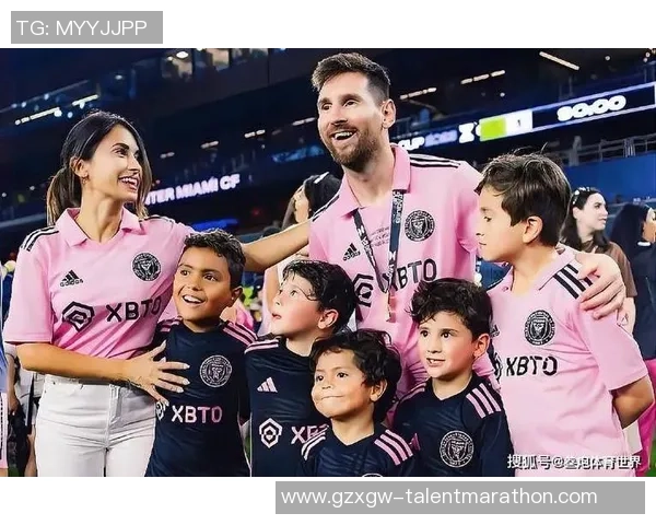 足球明星母亲与小男友的甜蜜生活揭秘引发热议